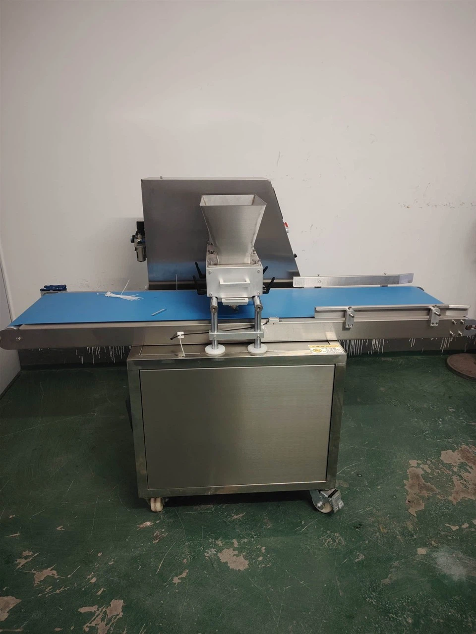 Automatic Cake Filling And Forming Machine factory